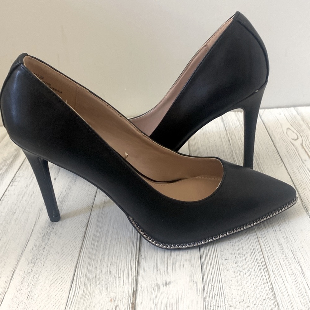 🆕 BCB GENERATION Black HARLIA Pumps with Front Silver Chain Accent. - Picture 2 of 12